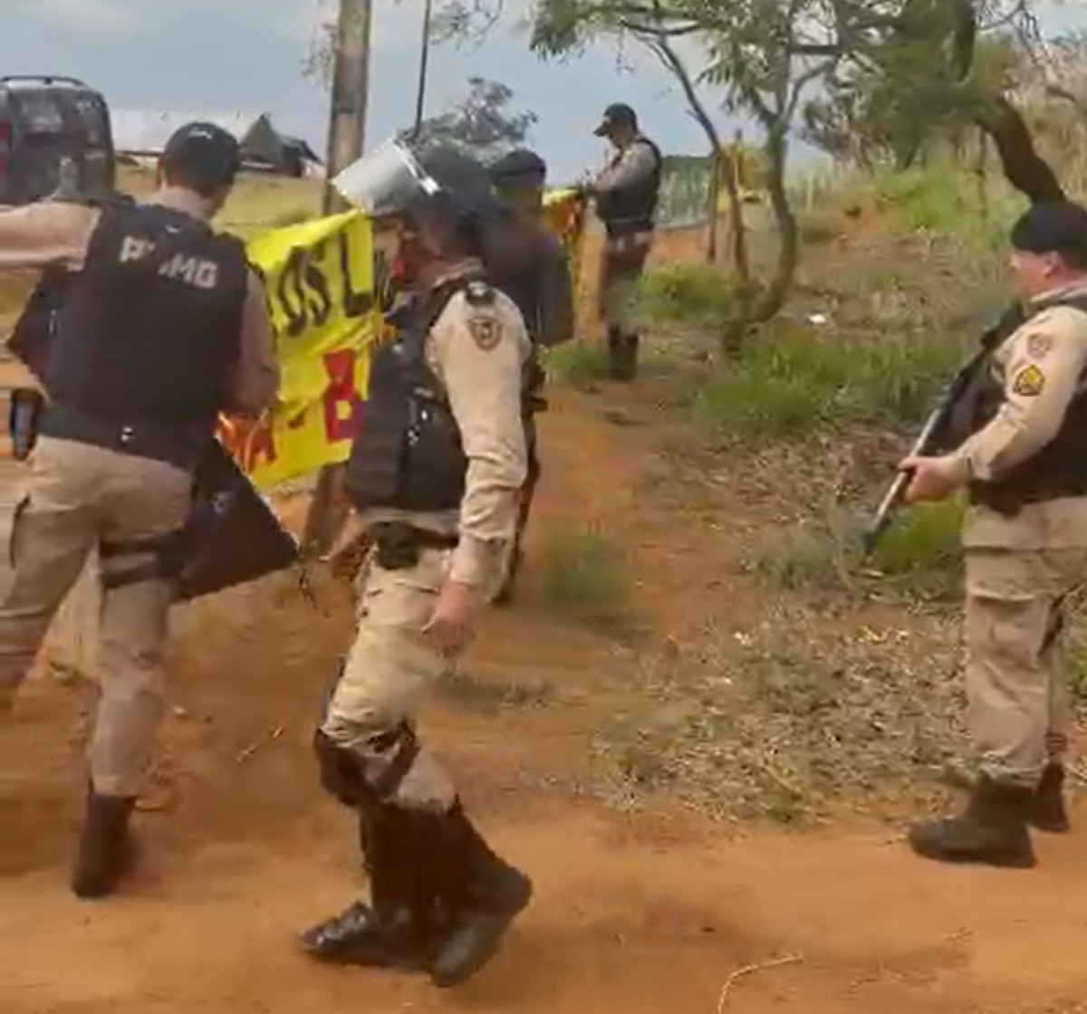 VÍDEO: Famílias deixam ocupação às margens da MGC-497 após aviso da PM