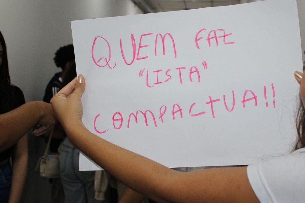 Manifestantes levaram cartazes repudiando o caso — Foto: João Lucas Rodrigues Tessaro