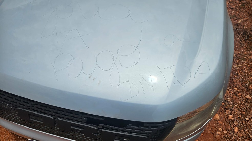 Carro da vítima foi encontrado com mensagem — Foto: PJC