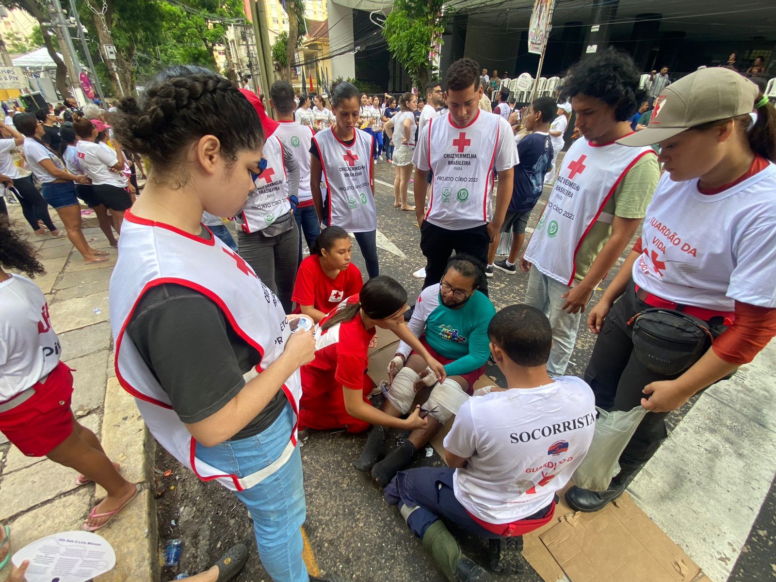 Com 13 mil voluntários, Cruz Vermelha caminha pela fé e pelo cuidado no Círio de Nazaré em Belém