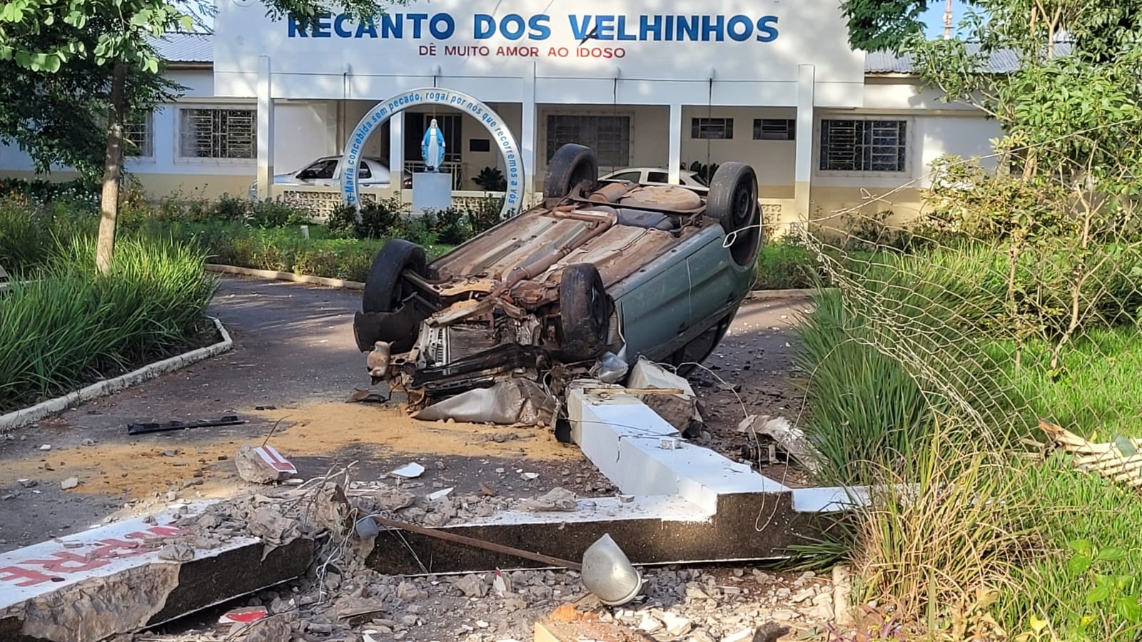 Motorista passa mal, perde controle da direção e invade lar de idosos em Cianorte, segundo Bombeiros
