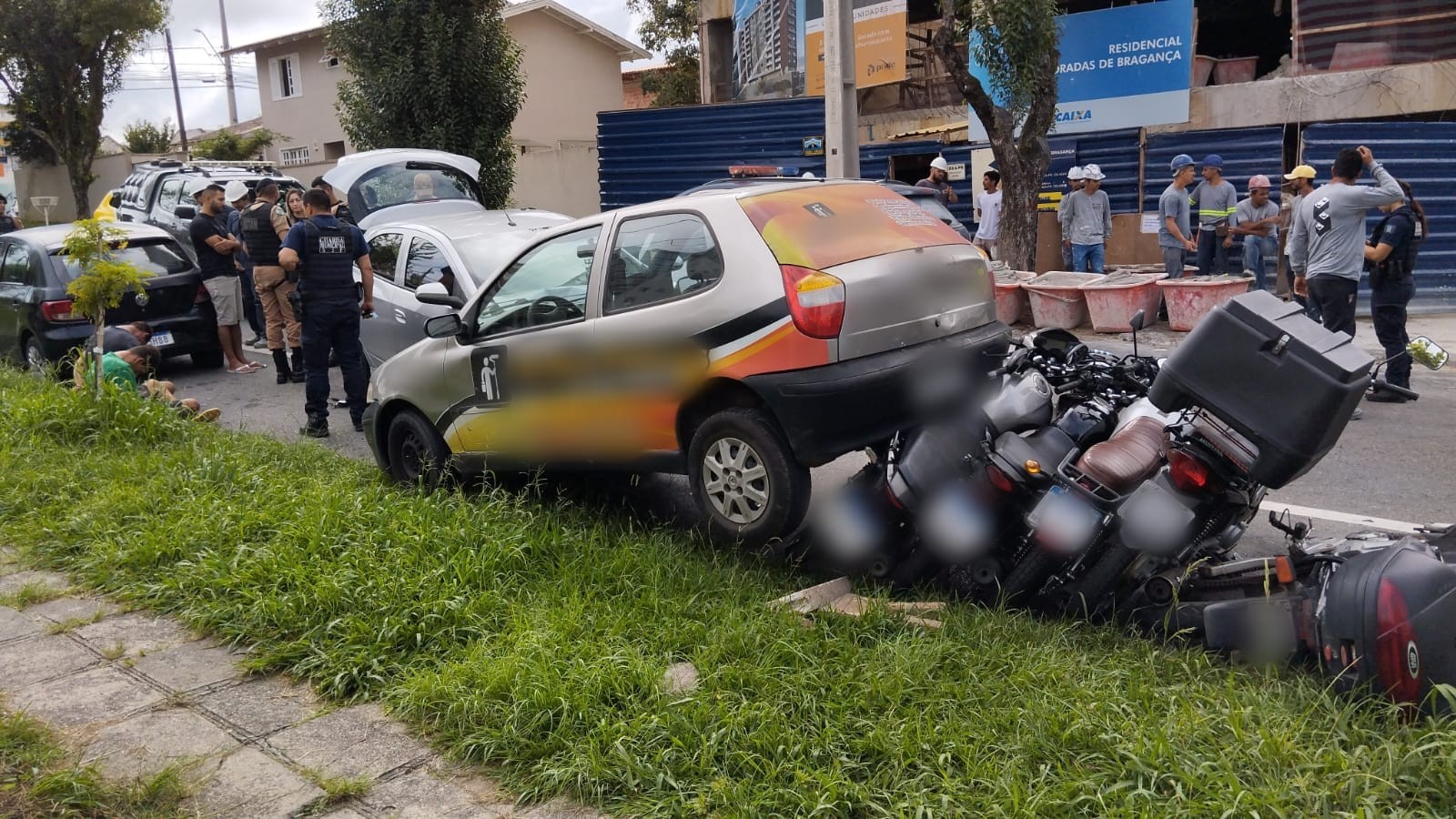 Dupla é presa após bater carro furtado em sete veículos estacionados ao tentar fugir da polícia em São José dos Pinhais, diz PM