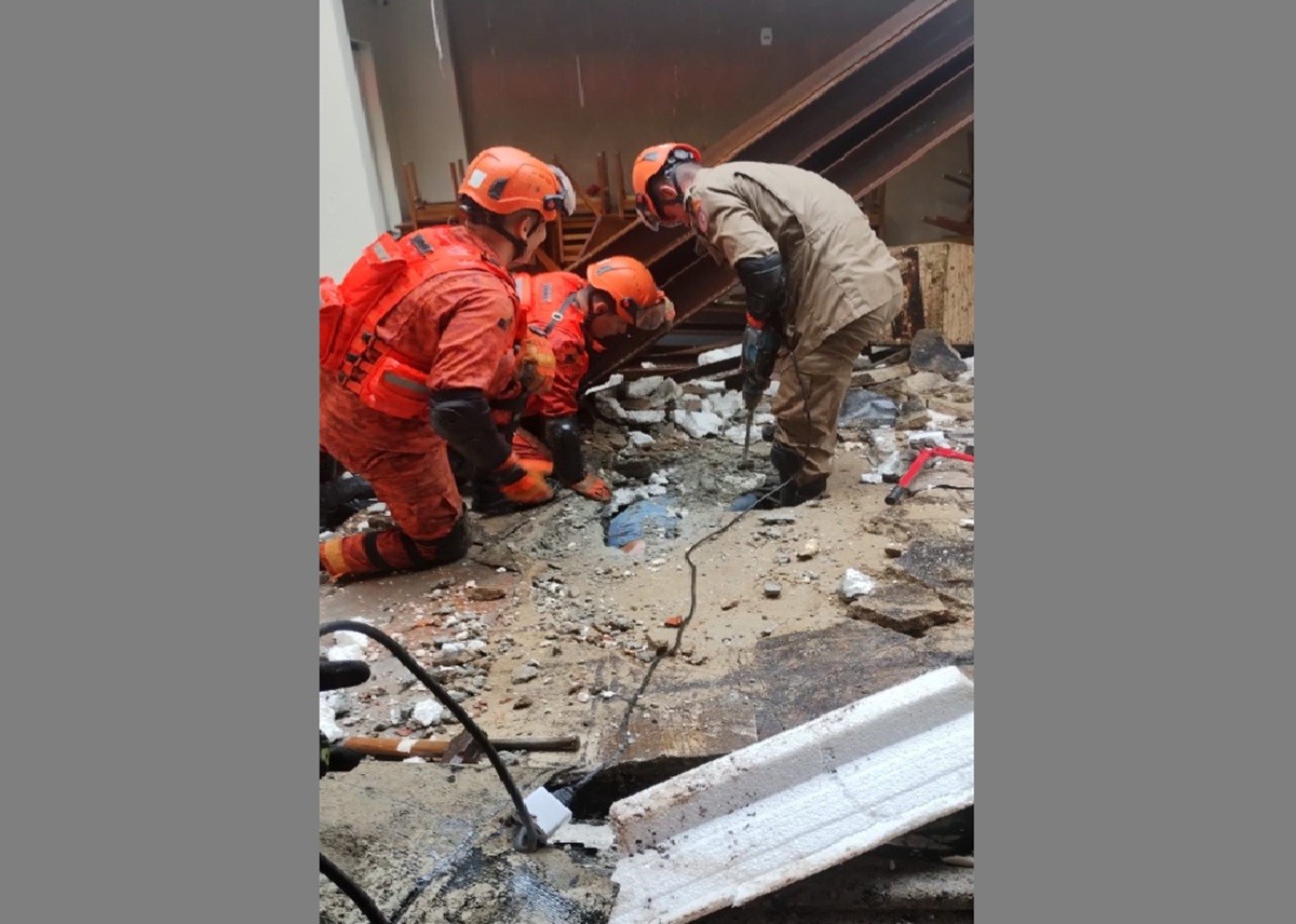 Vídeo mostra resgate de mulher que ficou presa por quatro horas após desabamento de um restaurante em Cabo Frio 