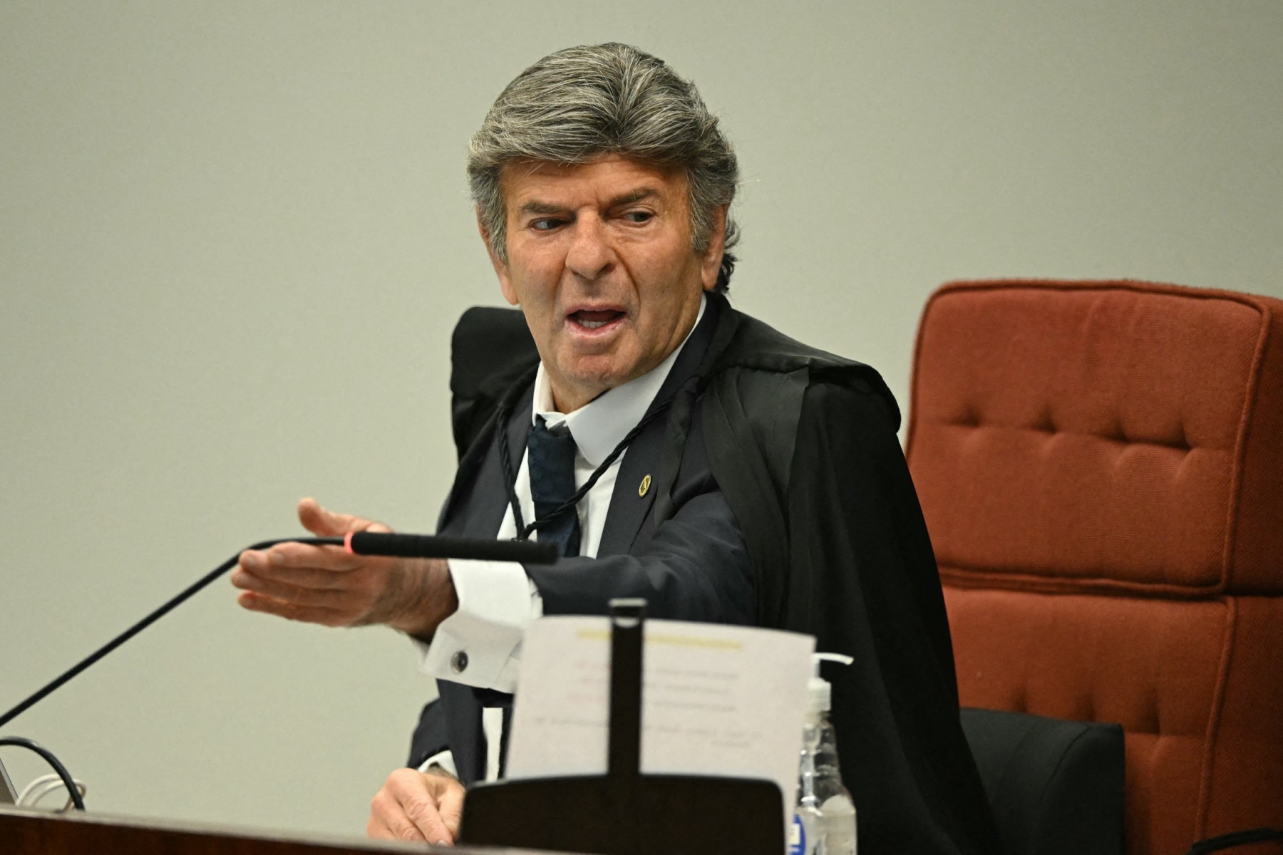 Fux se contradiz em voto, e gabinete fala em erro de digitação