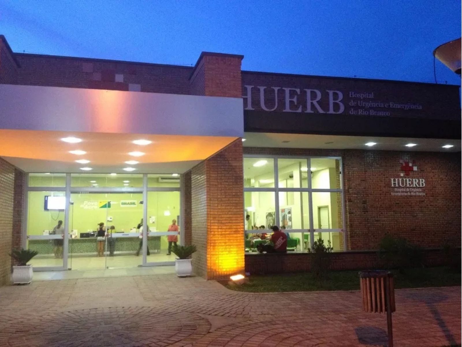 Auxiliar de enfermagem é indenizada após portão desabar sobre ela em hospital no AC: 'Dano moral'