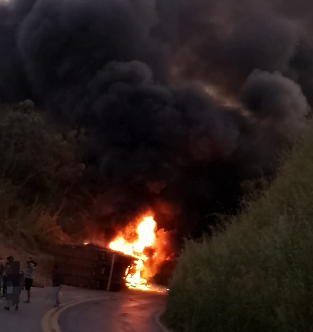 Veículos pegaram fogo após a batida — Foto: Corpo de Bombeiros/Divulgação