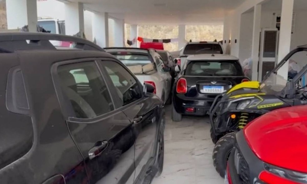 Carros foram apreendidos com os suspeitos, em Jequié — Foto: Reprodução/TV Bahia