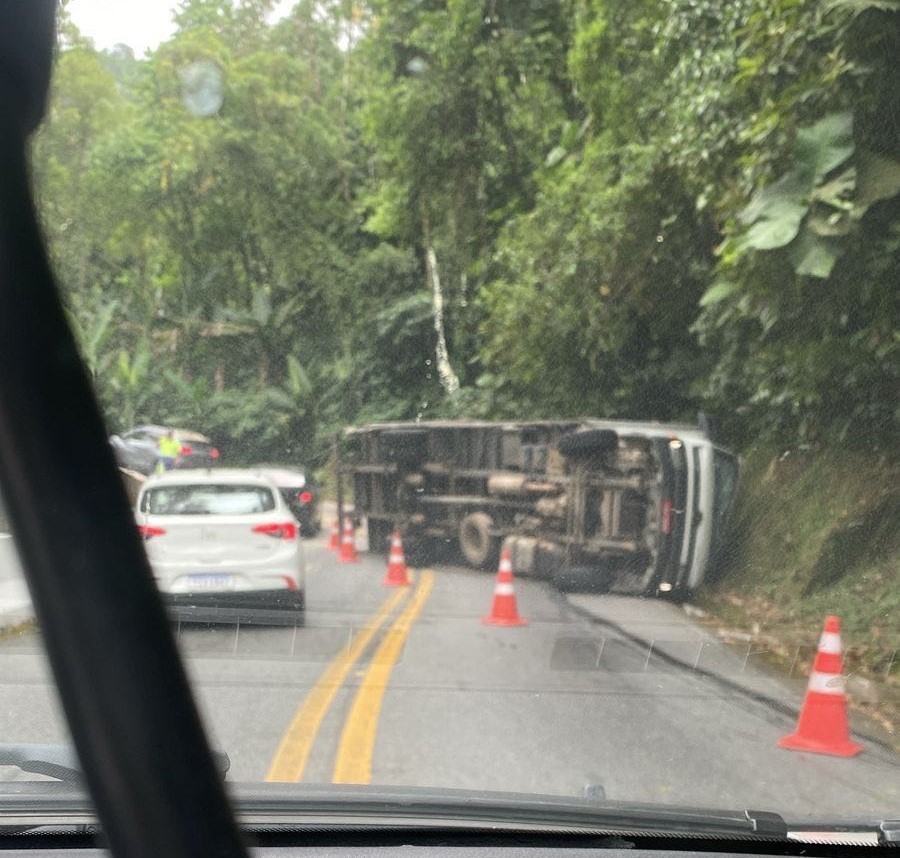 Acidente com caminhão interdita sentido Taubaté da rodovia Oswaldo Cruz, em Ubatuba