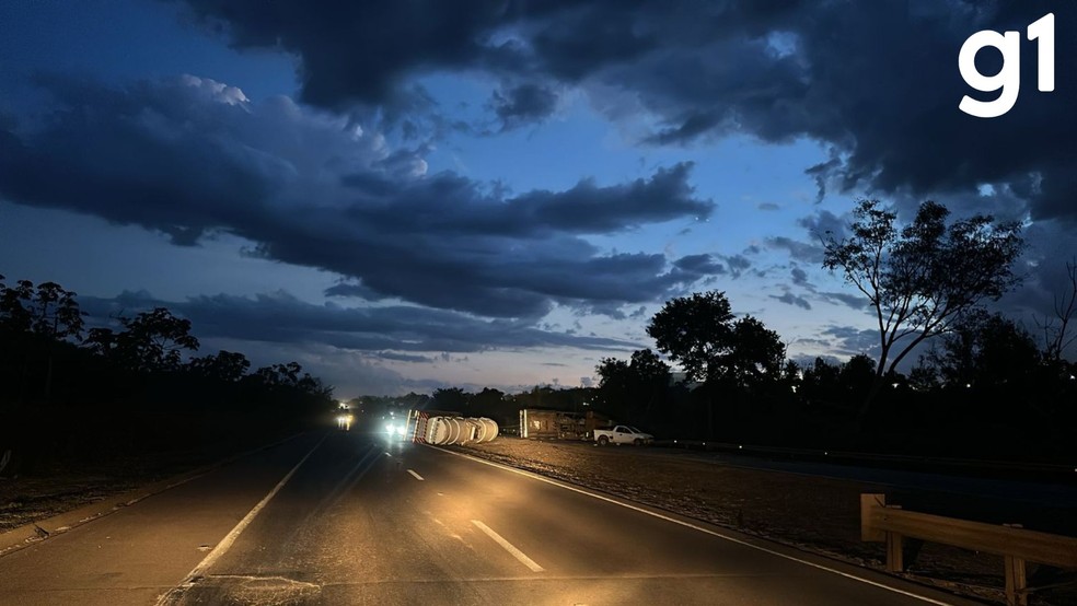 Até a última atualização desta reportagem, não havia previsão para a liberação do tráfego. — Foto: Miquéias Messias