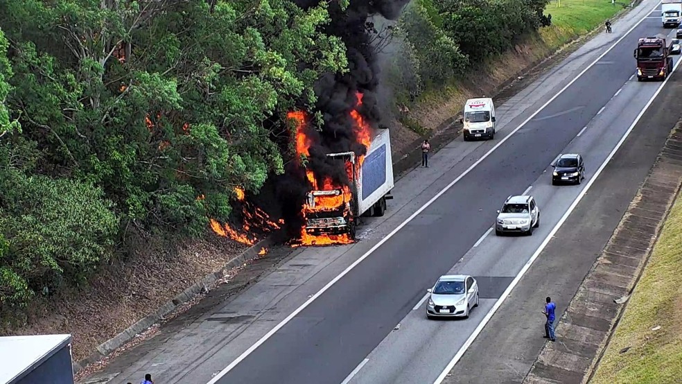 Carreta pega fogo após parar em acostamento da rodovia Castello Branco — Foto: Artesp