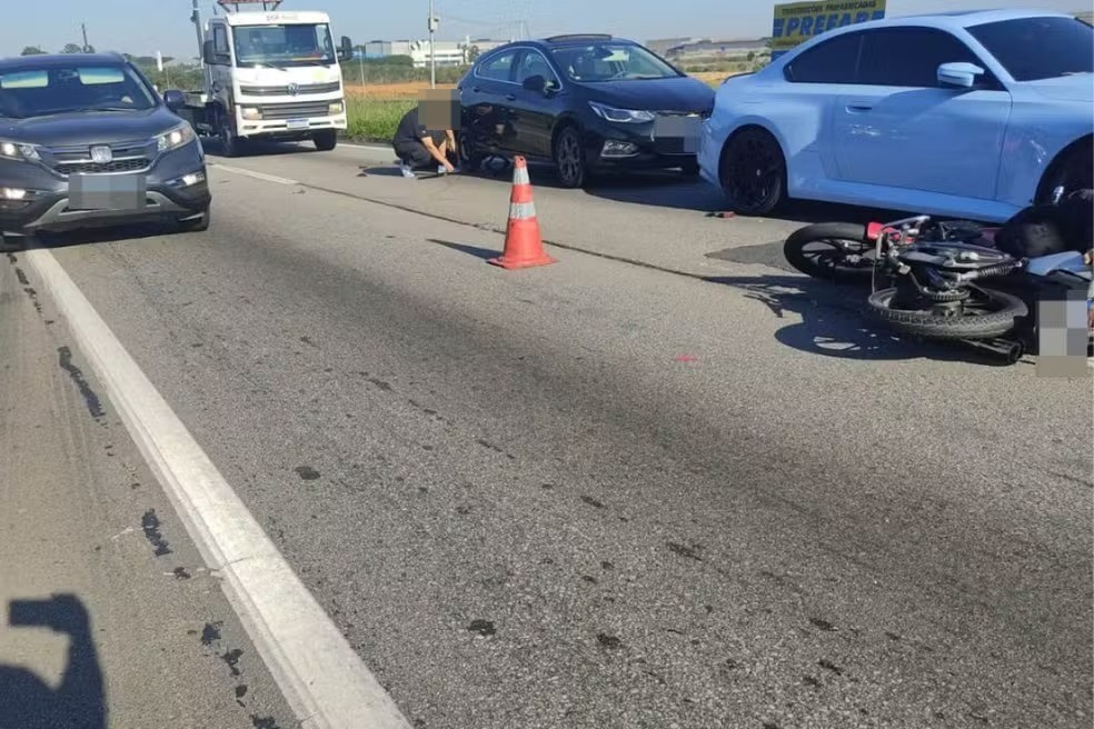 Engavetamento com carreta, carro e motos deixa dois feridos graves na Dutra, em São José dos Campos
