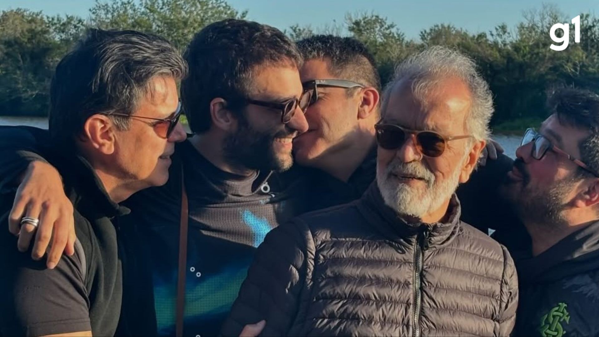 Humberto Carrão curte churrasco e pôr do sol com o pai e irmãos em Pelotas após fim de 'Vale Tudo'; VÍDEO