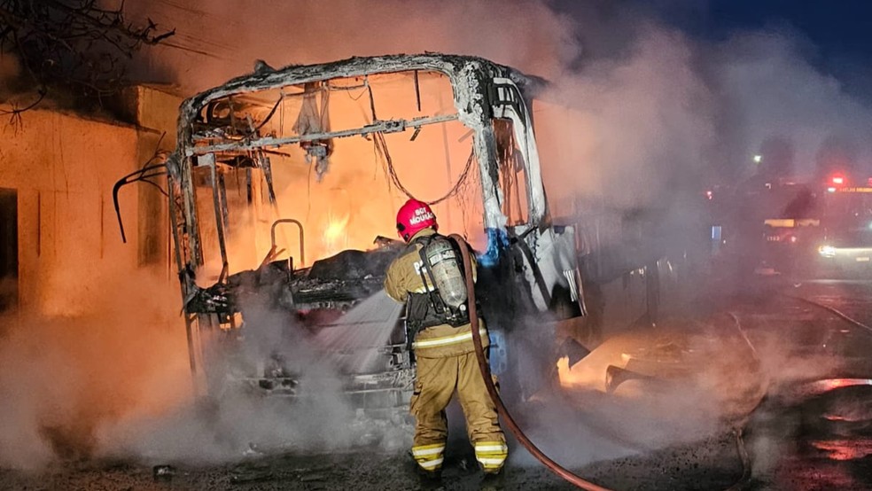 Sete suspeitos abordaram o motorista e colocaram fogo no veículo — Foto: Reprodução/Corpo de Bombeiros