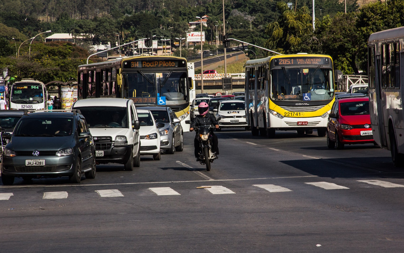Câmara Legislativa aprova lei que institui faixa exclusiva para motos no DF