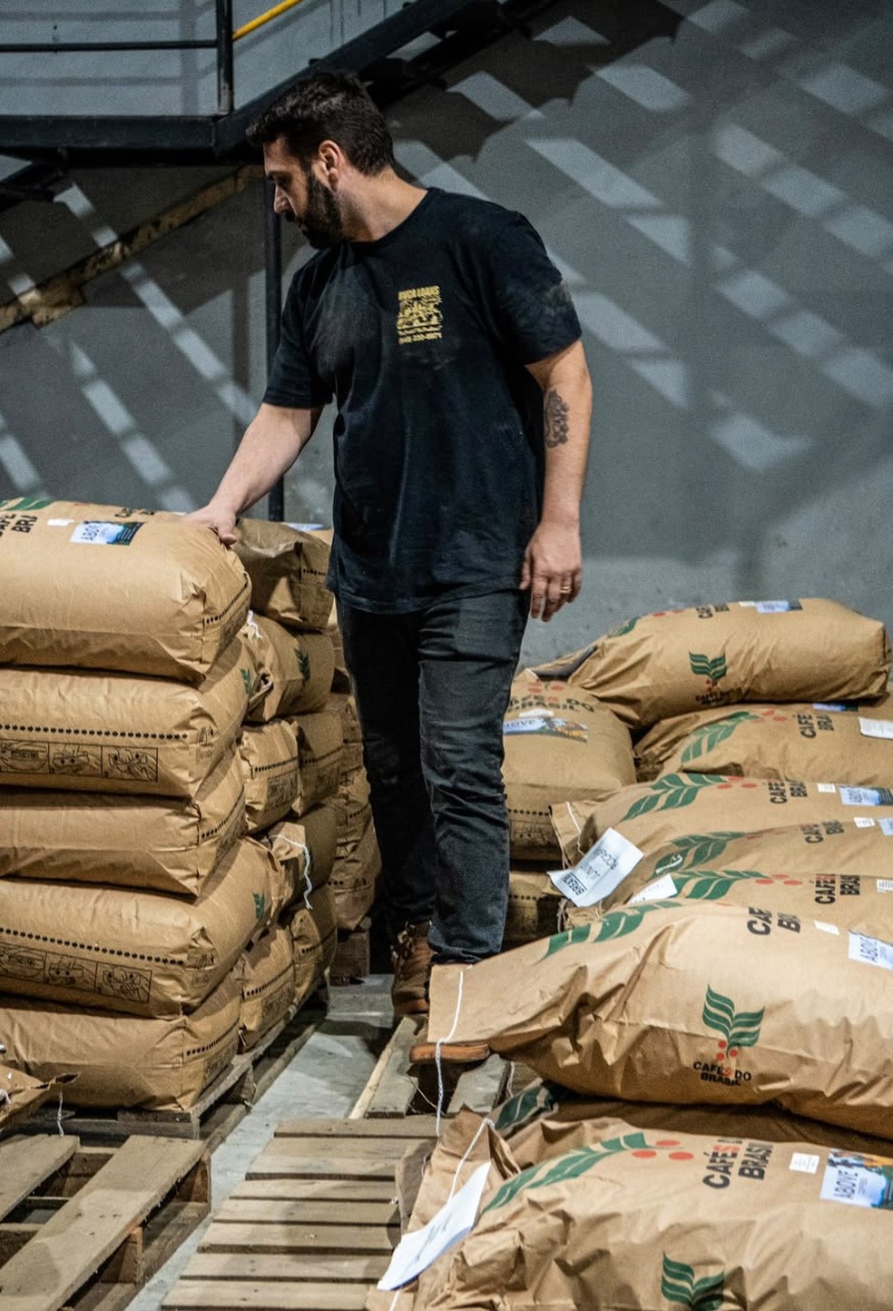 Barista Júnior Damada, de Piracicaba (SP), explica sobre os critérios que faz um café ser considerado especial e como as condições climáticas podem afetar a qualidade da bebida — Foto: Adrian Dona/Júnior Damada