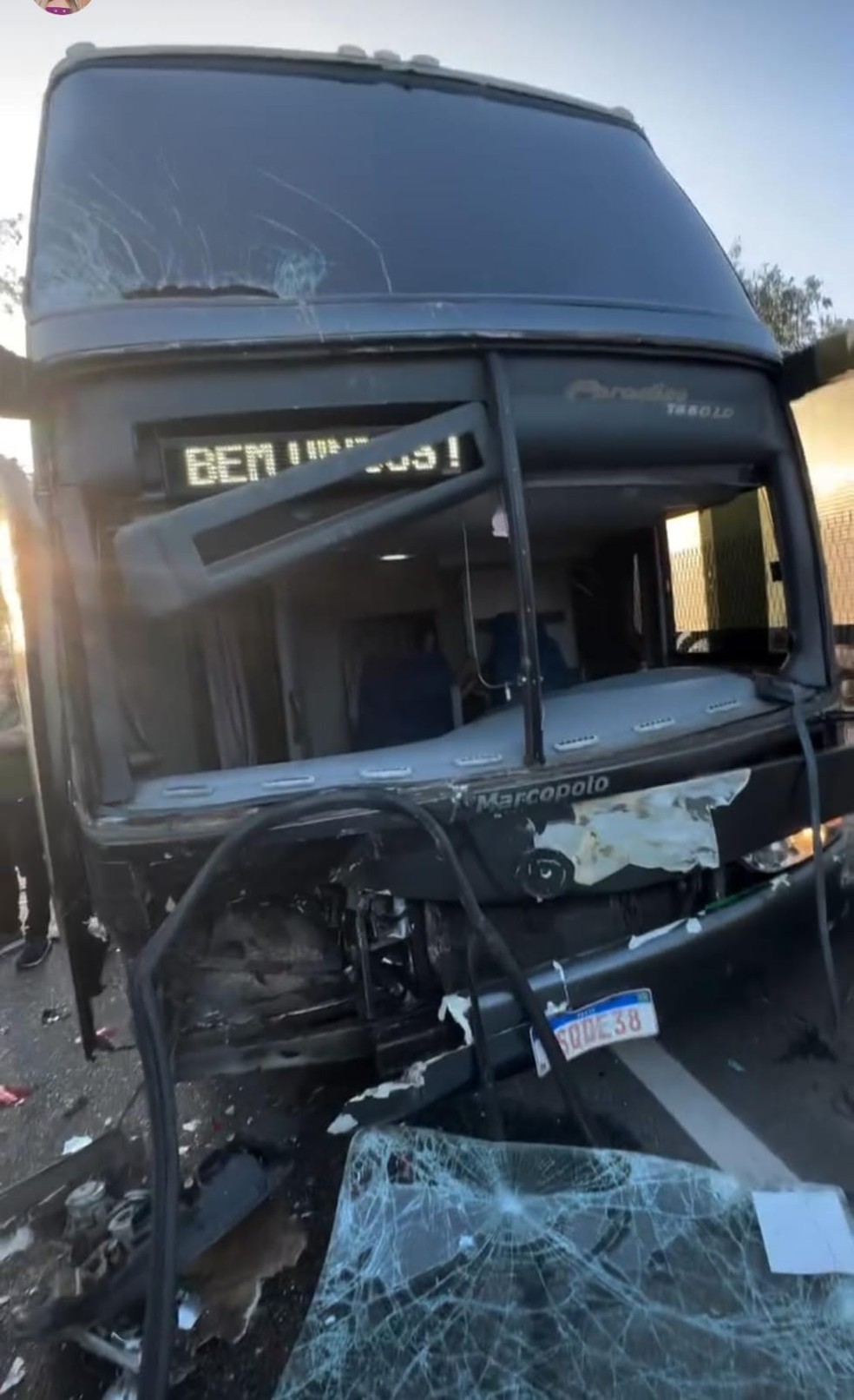 Ônibus envolvido em acidente da cantora Melody em Barra Mansa — Foto: Reprodução/Redes sociais