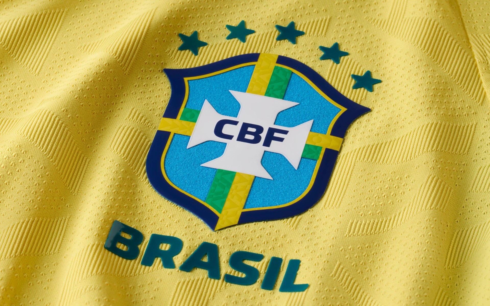 'Vai, Brasa?': Camisa oficial do Brasil (e de outras seleções) sai cara, mas torcedor tem alternativas