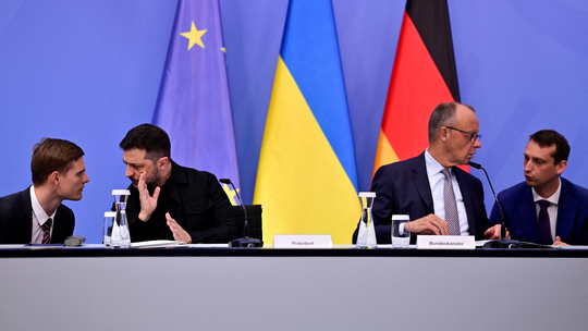 Amparado por líderes da UE, Zelensky começa conversa com Trump para negociar condições de cessar-fogo