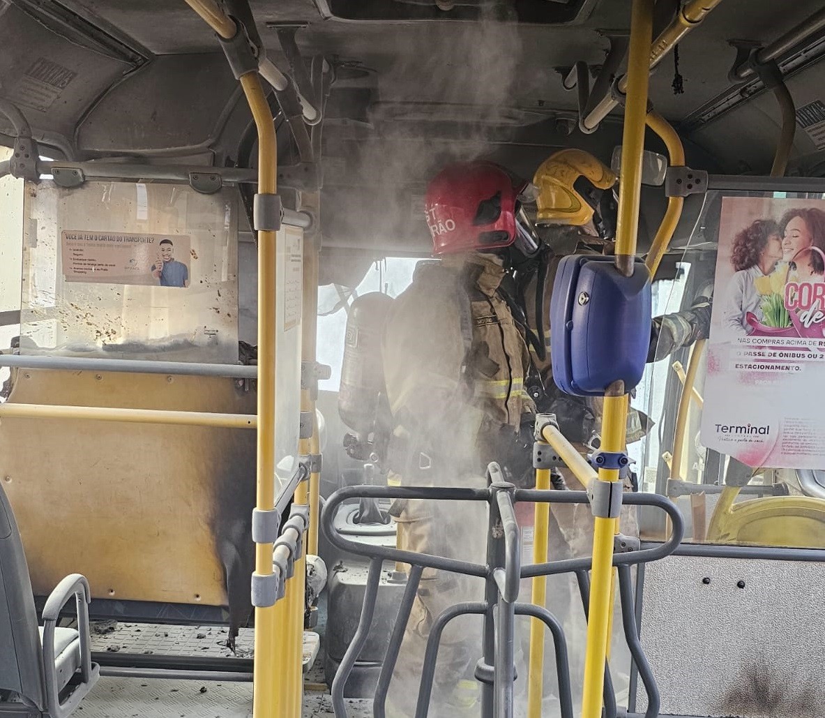 Ônibus do transporte coletivo é incendiado no Bairro Morumbi em Uberlândia