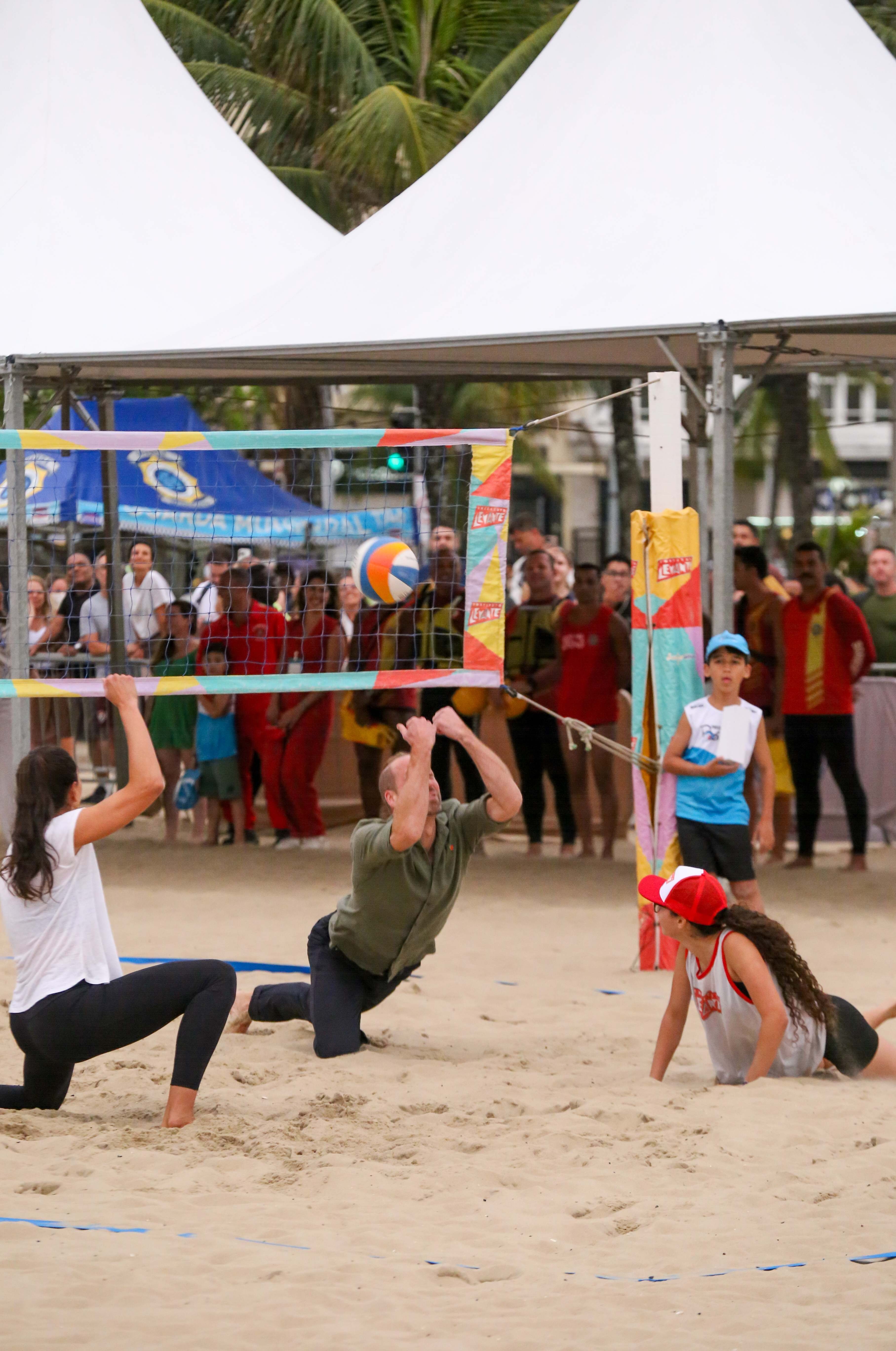Príncipe William no Rio: 1º dia tem pênalti no Maracanã, vôlei de traje social com 'mergulho' na areia em Copacabana e fotos com fãs