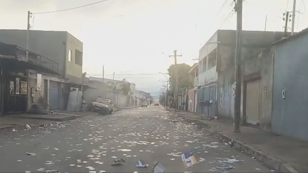 Santinhos s&atilde;o espalhados pelas ruas de Arapoanga, no Distrito Federal &mdash; Foto: Reprodu&ccedil;&atilde;o/TV Globo
