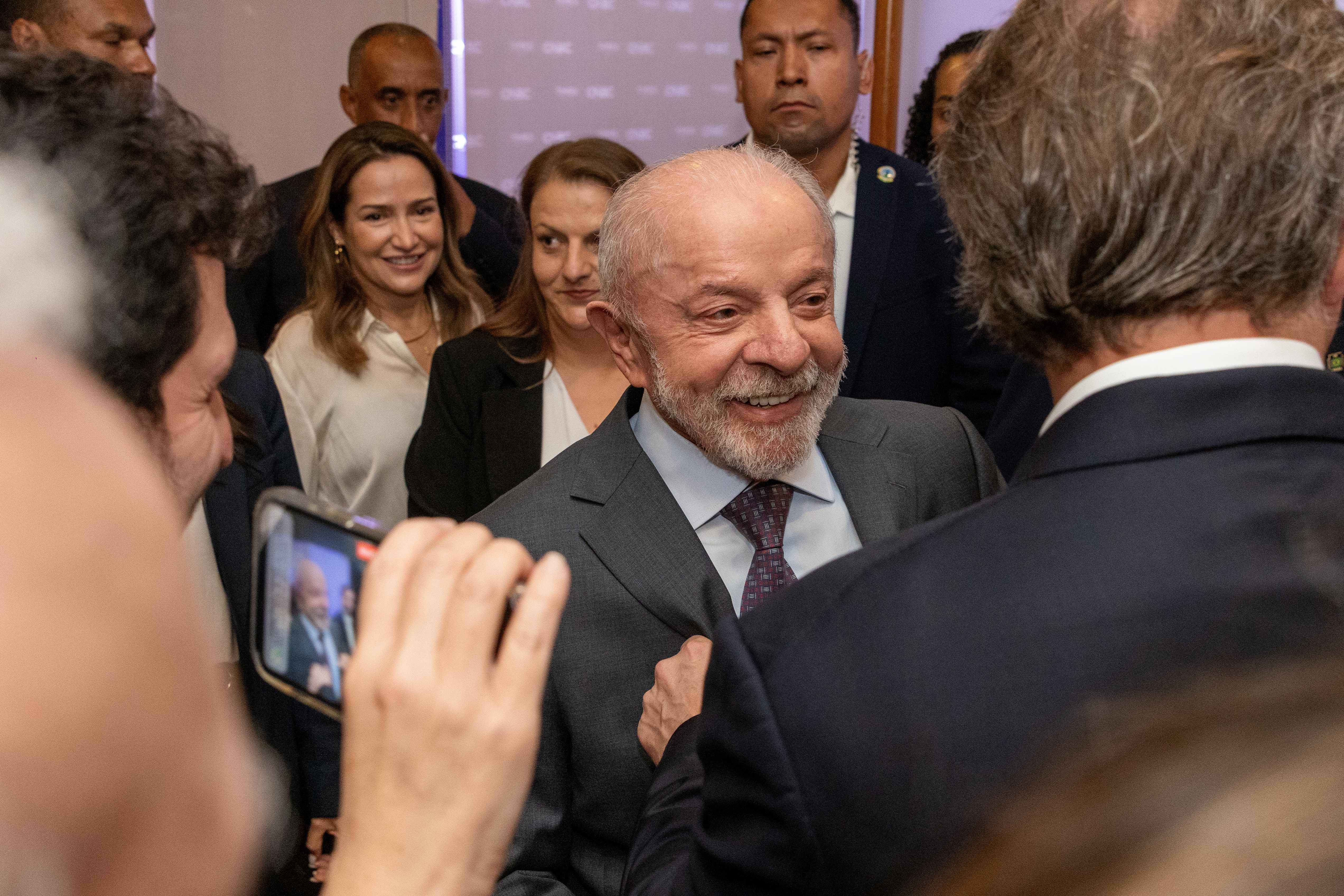 Lula promete estabilidade econômica em evento com empresários e diz que eleição põe em jogo democracia ou 'barbárie'