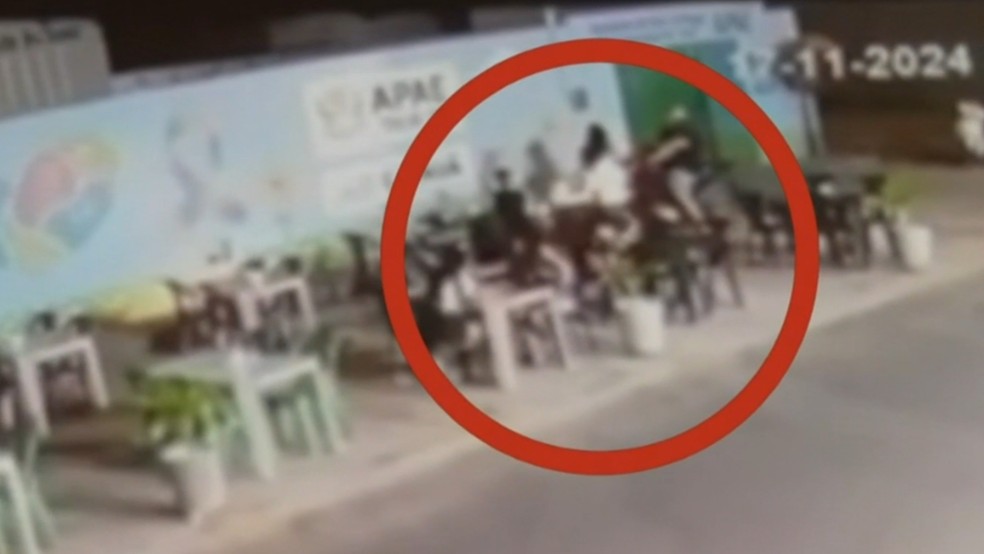 Homem joga motocicleta contra namorada e a agride em Tauá — Foto: TV Verdes Mares/Reprodução