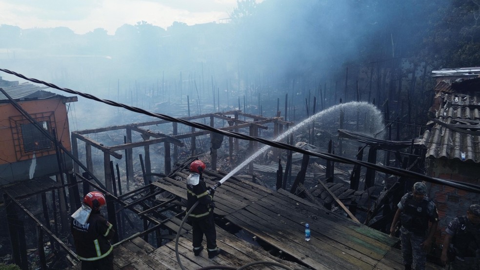 Bombeiros combatem incêndio que destruiu mais de 30 casas em Manaus — Foto: Secom