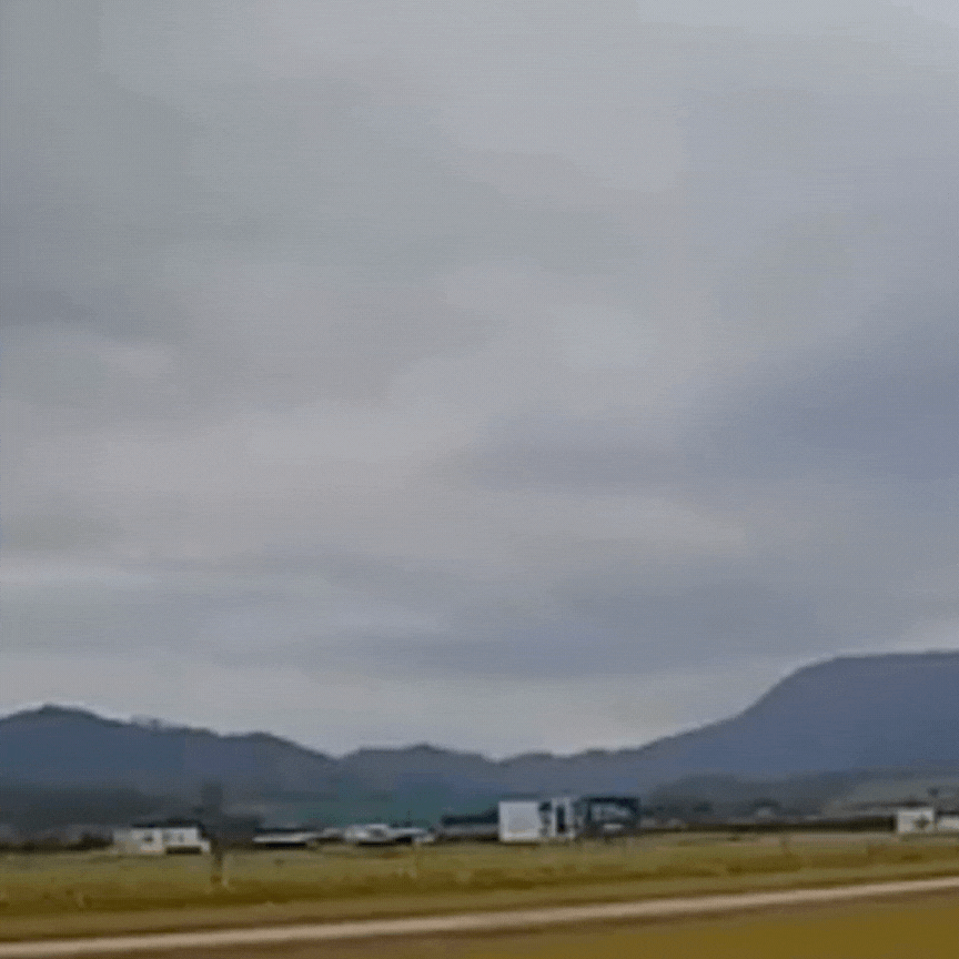 Muito perto ou ilusão de ótica? Jato voa próximo a helicóptero ao decolar em SC e vídeo viraliza