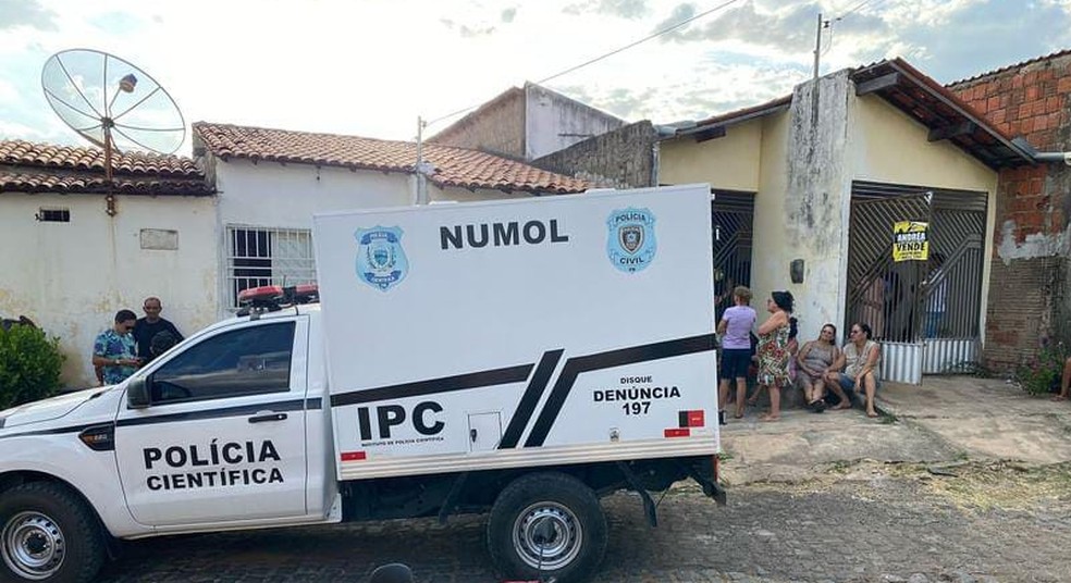 Mulher foi encontrada morta dentro de casa na cidade de Cajazeiras — Foto: Beto Silva/TV Paraíba
