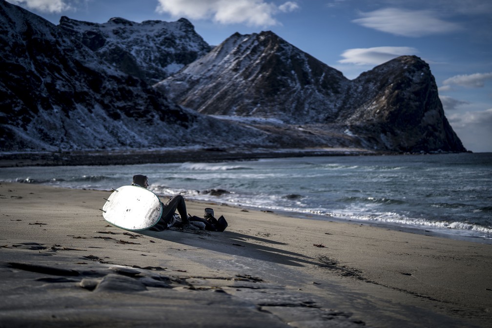 FOTOS: surfe a zero grau e com aurora boreal atrai visitantes à Noruega, Turismo e Viagem