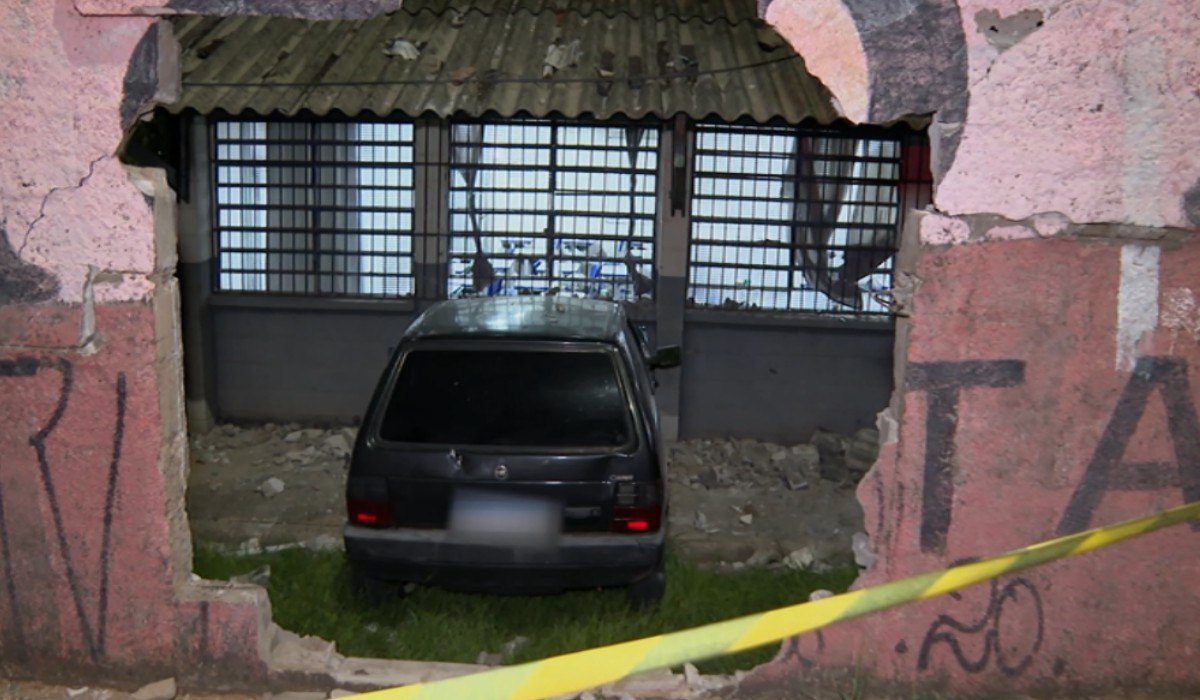 Carro invade escola e danifica sala de aula em Hortolândia; motorista e passageiro fugiram