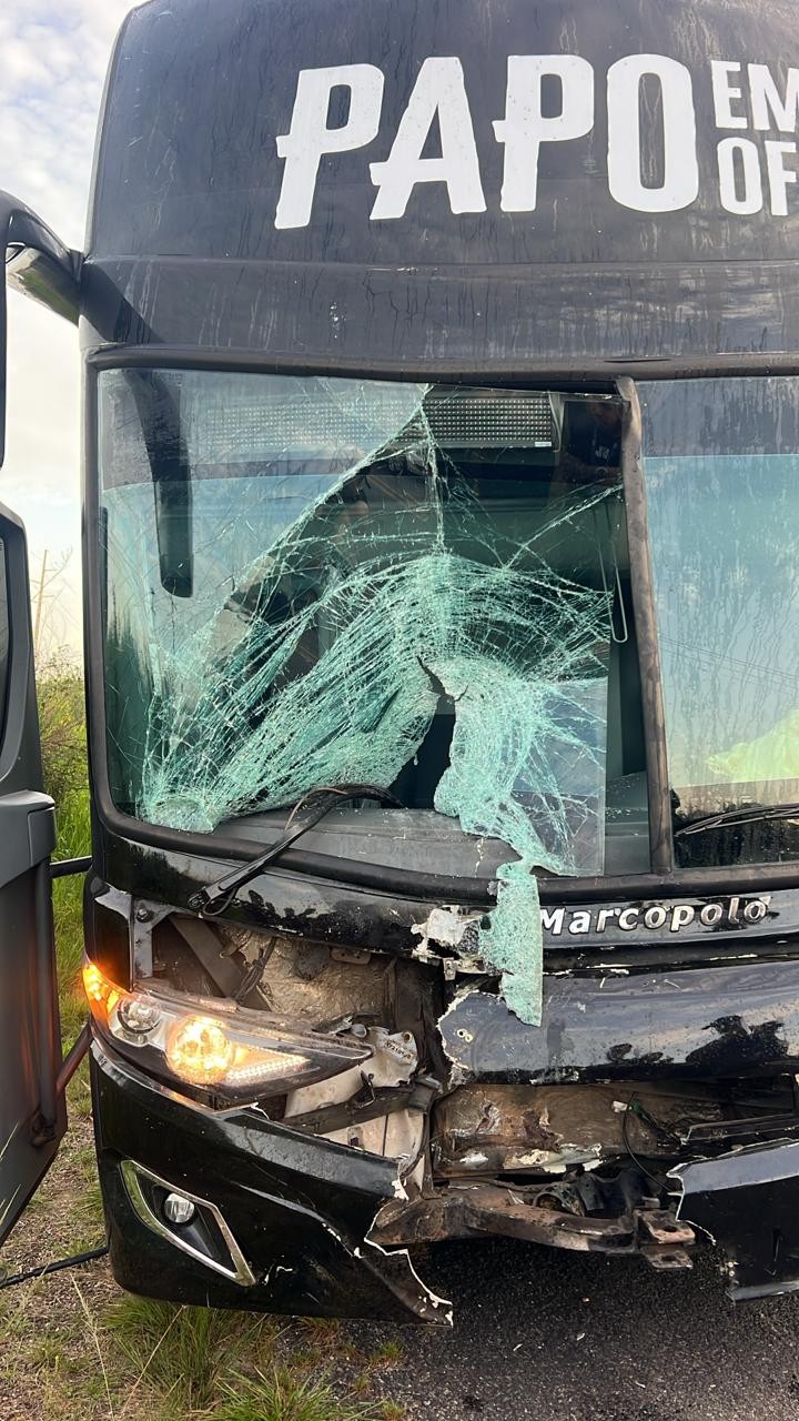 Ônibus de banda paraense de pagode se envolve em acidente com morte em rodovia no Pará
