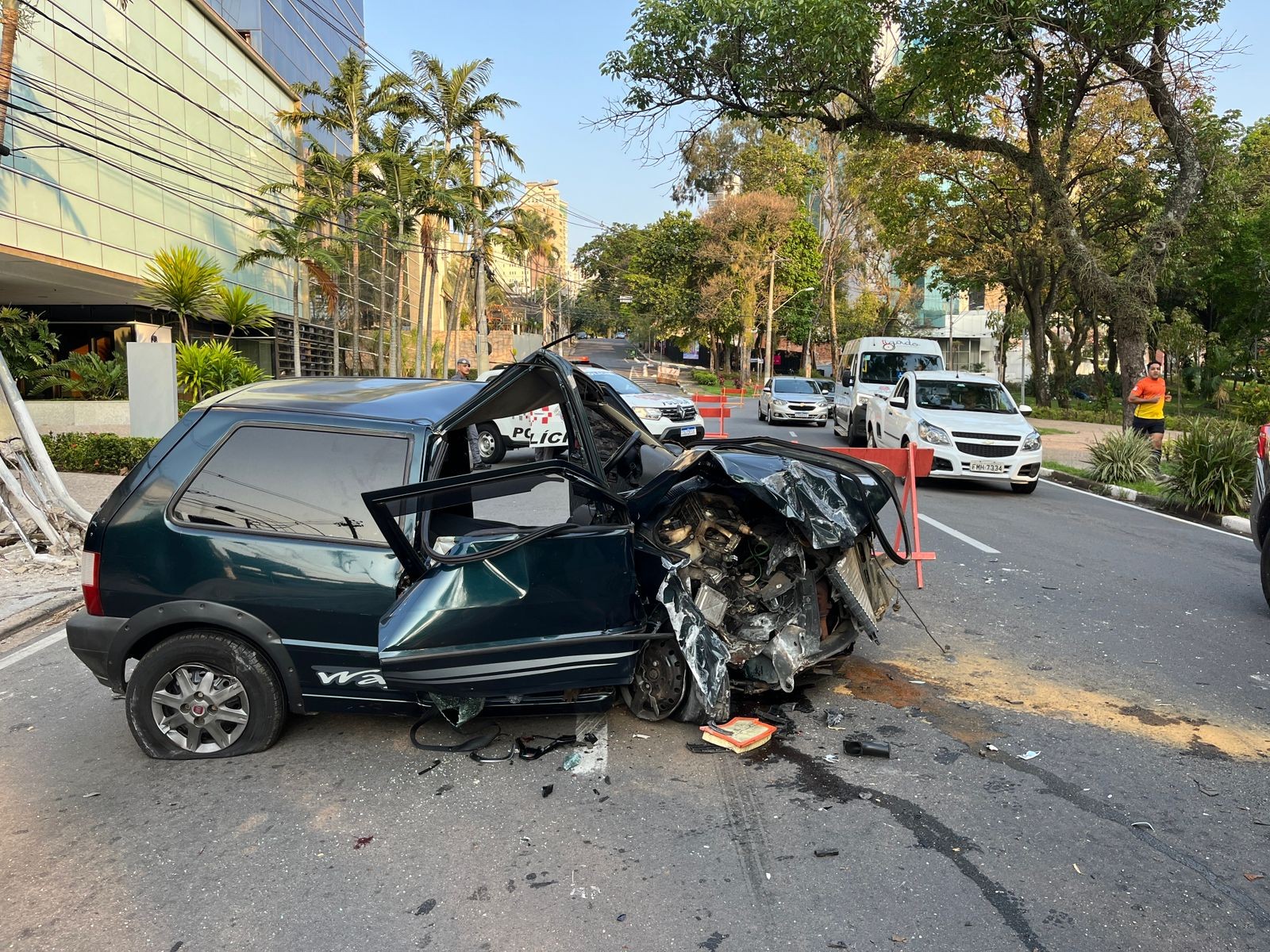 Carro fica destruído após bater contra poste e deixar dois feridos em avenida de Campinas