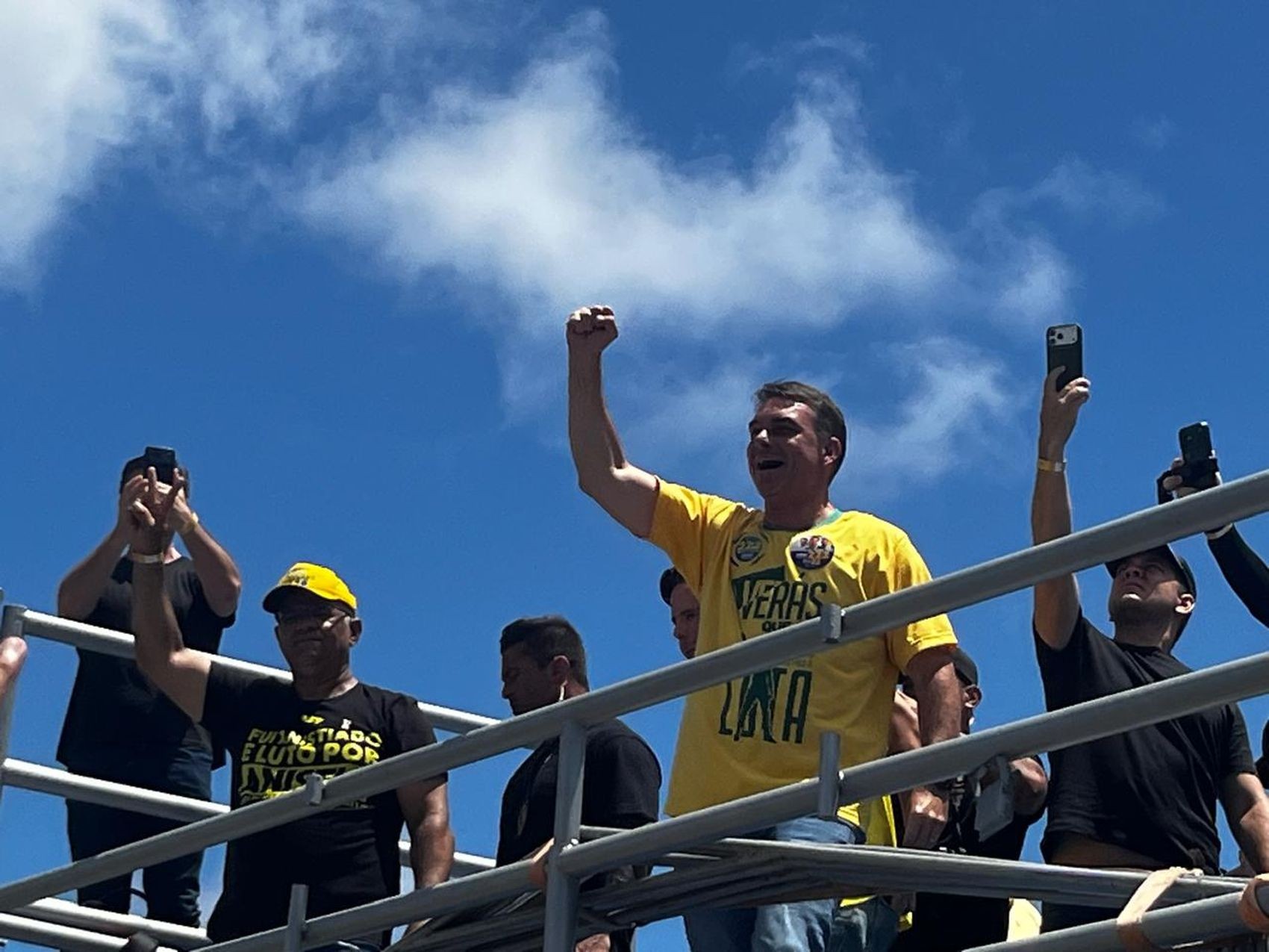 Flávio Bolsonaro cumpre agenda com motocarreata em Sergipe