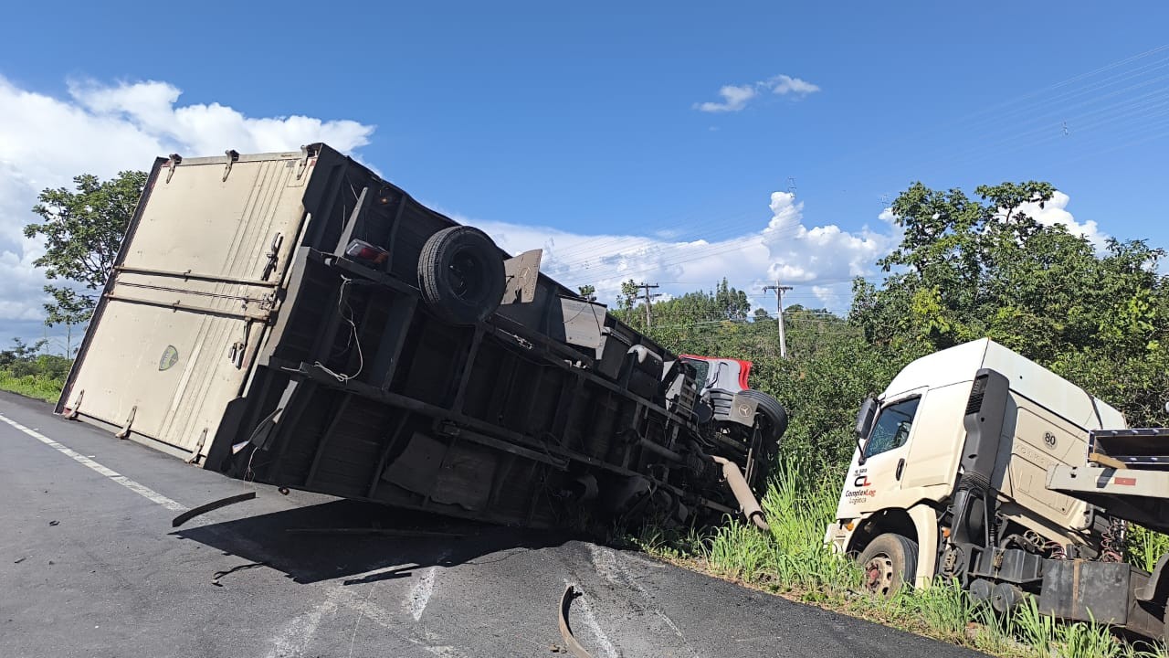 Acidente entre caminhão, carro e carreta com carga superdimensionada deixa dois feridos na BR-135 