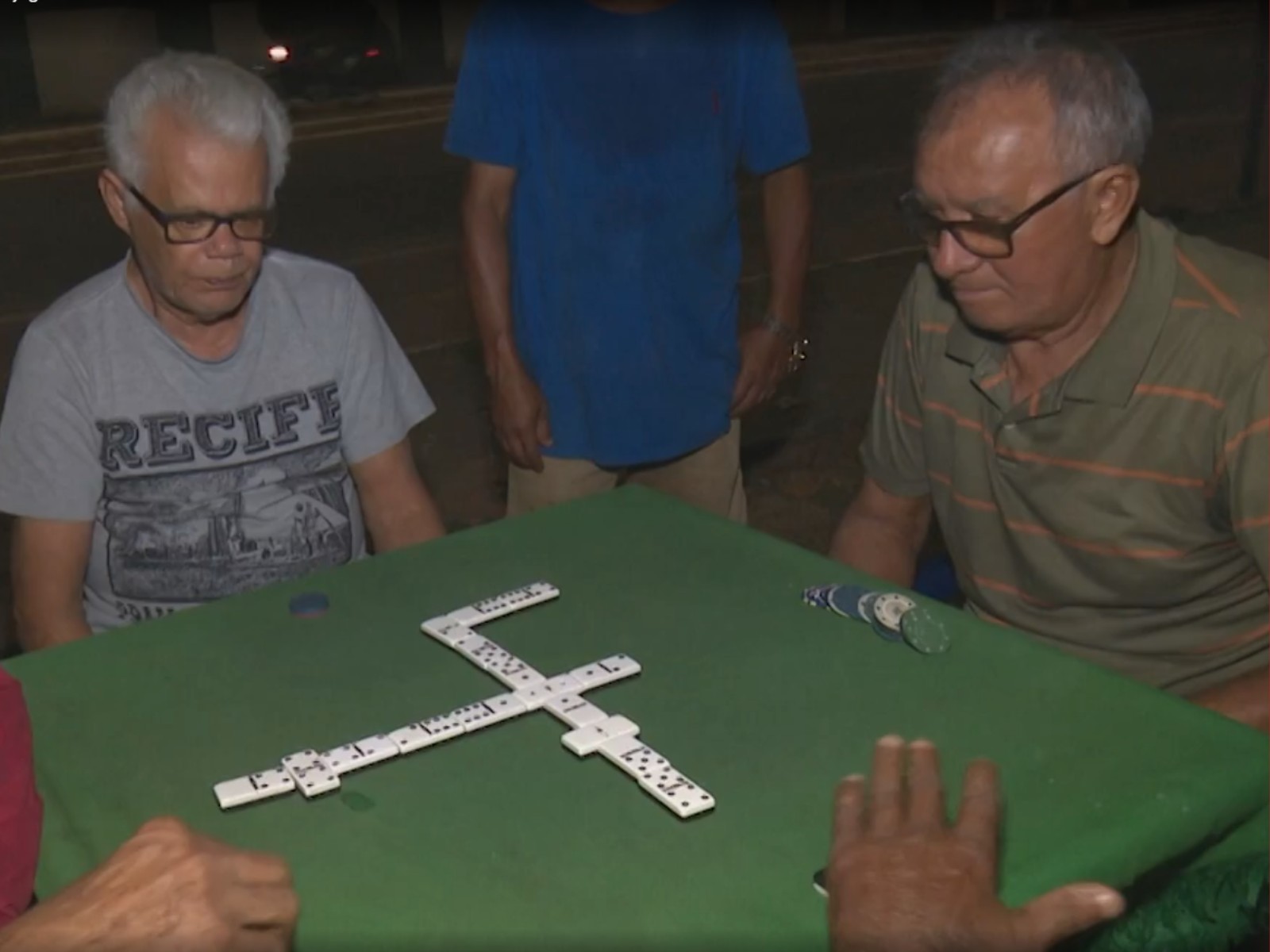 Grupo de amigos mantém tradição de jogar dominó diariamente há mais de 30 anos no Acre: ‘Exercitar a mente’