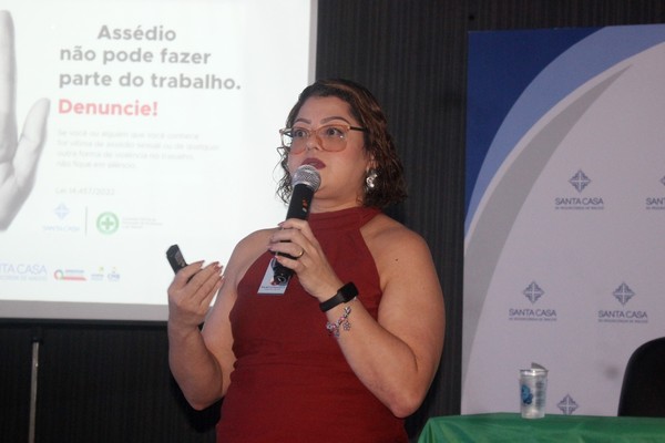 MINUTO SANTA CASA — Foto: Malbeth Francielle Alves, supervisora administrativa da instituição, durante palestra sobre o Canal de Denúncias