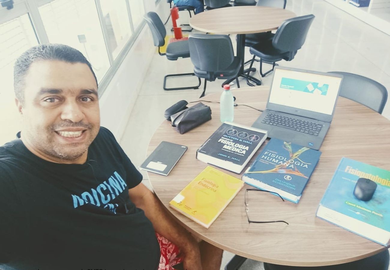 Ex-detento conclui 8º período de medicina, recebe convite para palestra e desabafa: 'sempre há preconceito'