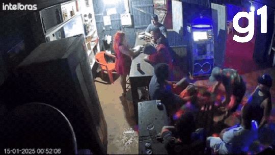 VÍDEO: cliente é preso após agredir atendente com banco em boate - Foto: (Reprodução)