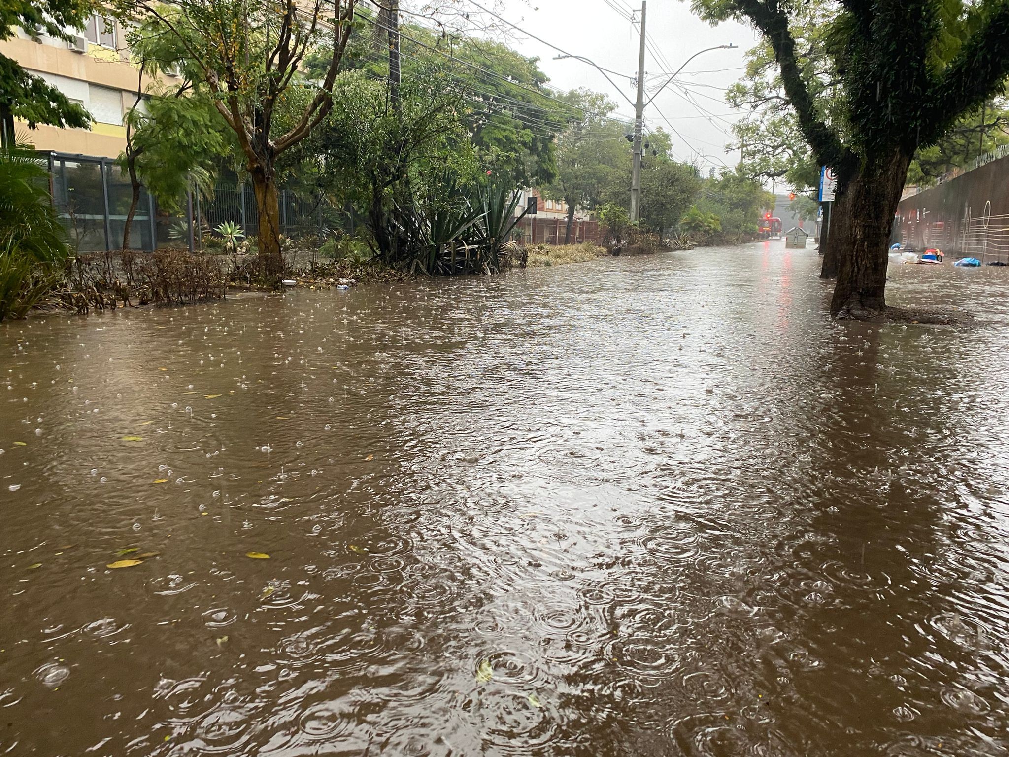 Com chuva e estação em capacidade reduzida, bairro Menino Deus volta a alagar em Porto Alegre  