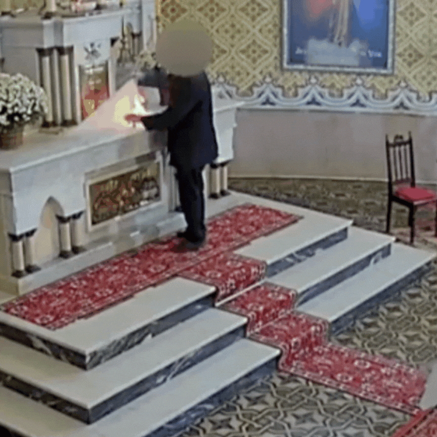 Câmera flagra homem detonando explosivo no altar de igreja histórica em SC; polícia investiga