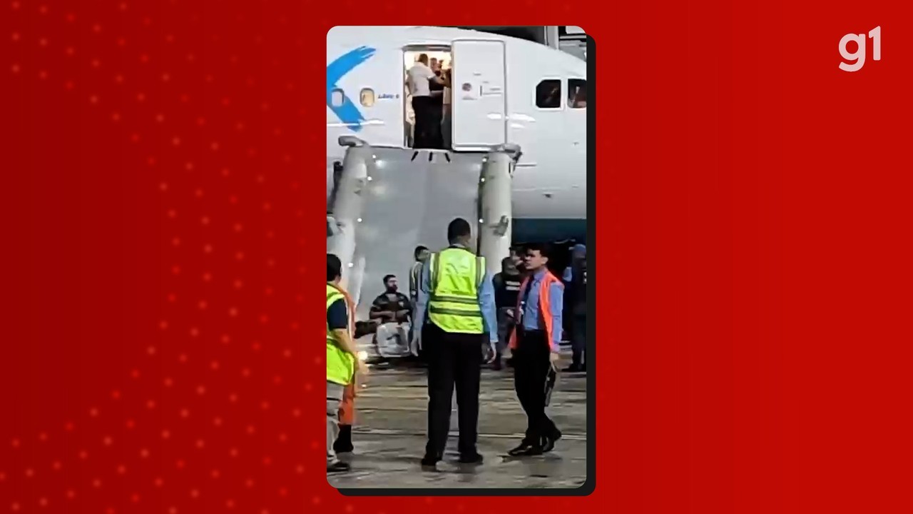 Primeiro voo de deportados da era Trump com destino ao Brasil pousa em Manaus