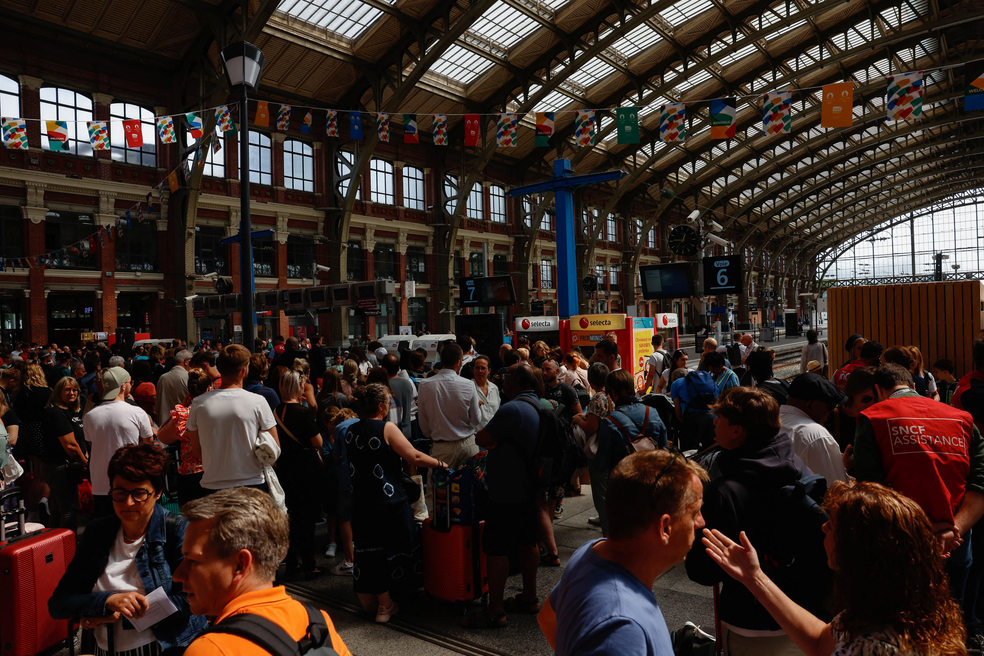 Passageiros aguardam na Estação de Lille-Flanders após sabotagem interromper a circulação de trens de alta velocidade na França no dia 26 de julho de 2024 — Foto: Evelyn Hockstein/Reuters