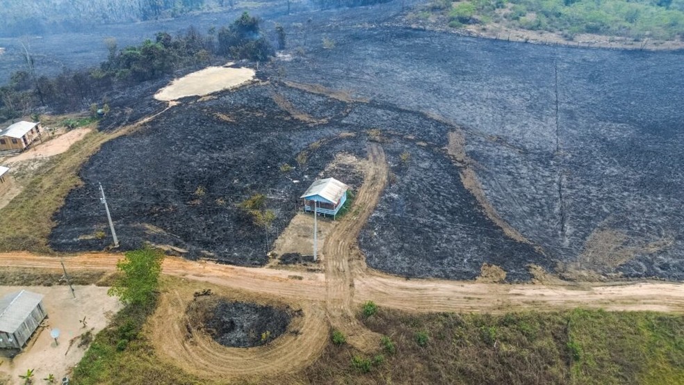 Casa aparece em meio a área de vegetação destruída pelo fogo em Mâncio Lima — Foto: Reprodução/Rede Amazônica Acre