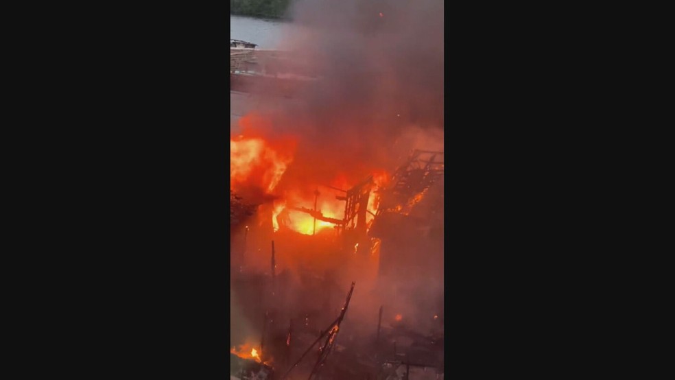 Chamas de incêndio em terreno na Ilha do Leite assustaram pessoas que estavam em edifício empresarial da região — Foto: Reprodução/WhatsApp