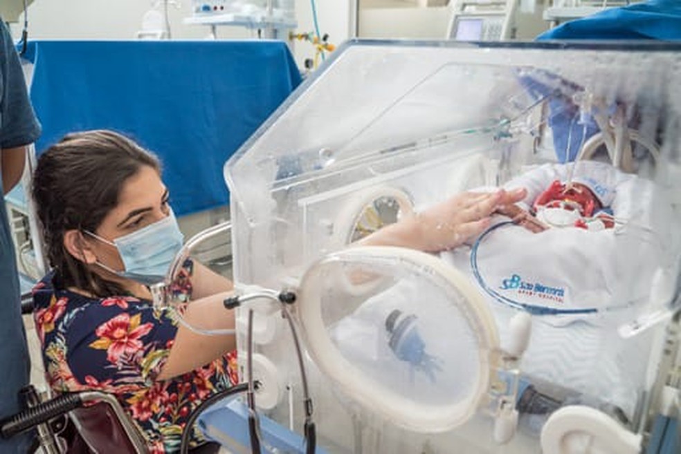 Quezia Romualdo, mãe de sêxtuplos de Colatina (ES), visita os bebês na UTIN do hospital — Foto: Michel Macedo/Divulgação