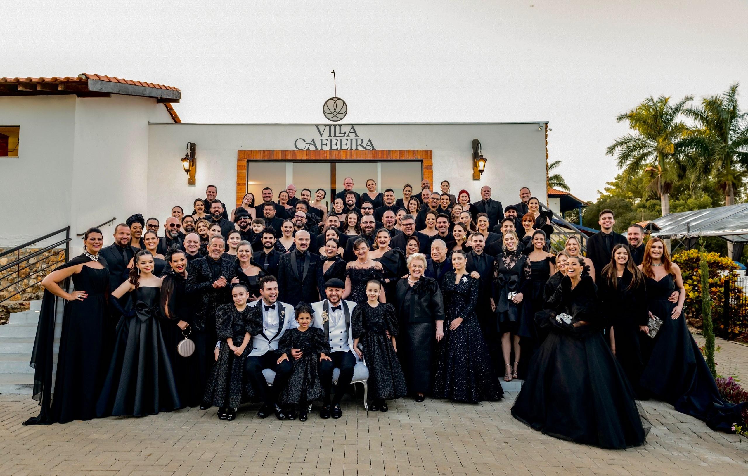 Casal de estilistas cria vestidos para todas as convidadas em casamento black tie no interior de SP