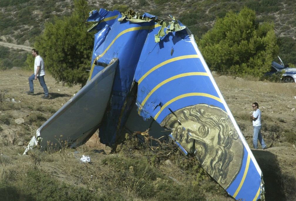 Leme do voo Helios 522, que caiu na Grécia em 2005 após pilotos sofrerem hipóxia — Foto: Petros Giannakouris/AP