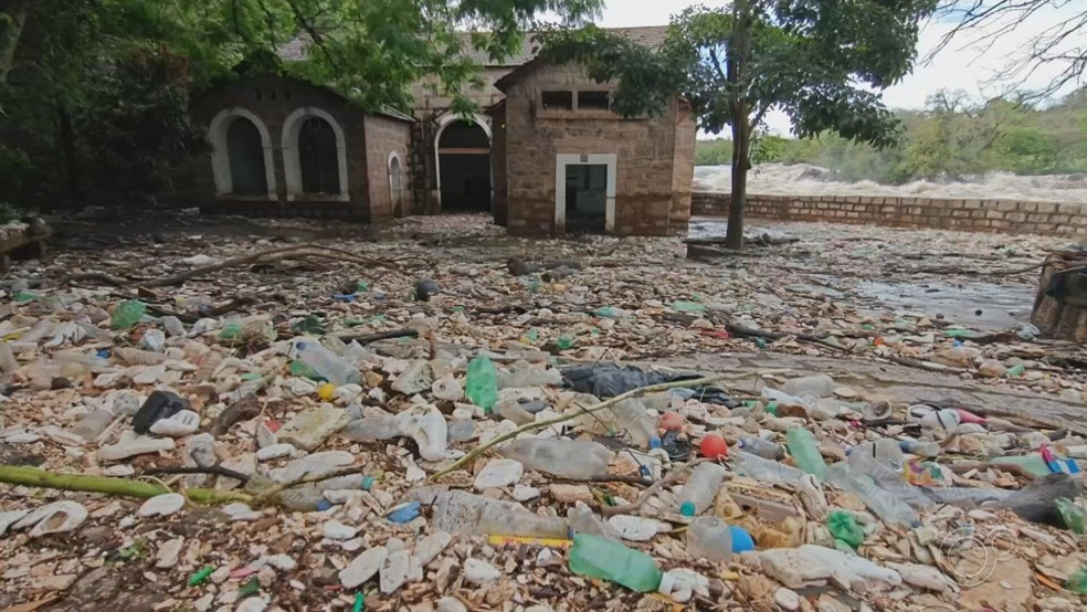 Enchente arrastou toneladas de resíduos plásticos para o Rio Tietê em Salto (SP) — Foto: Reprodução / TV TEM